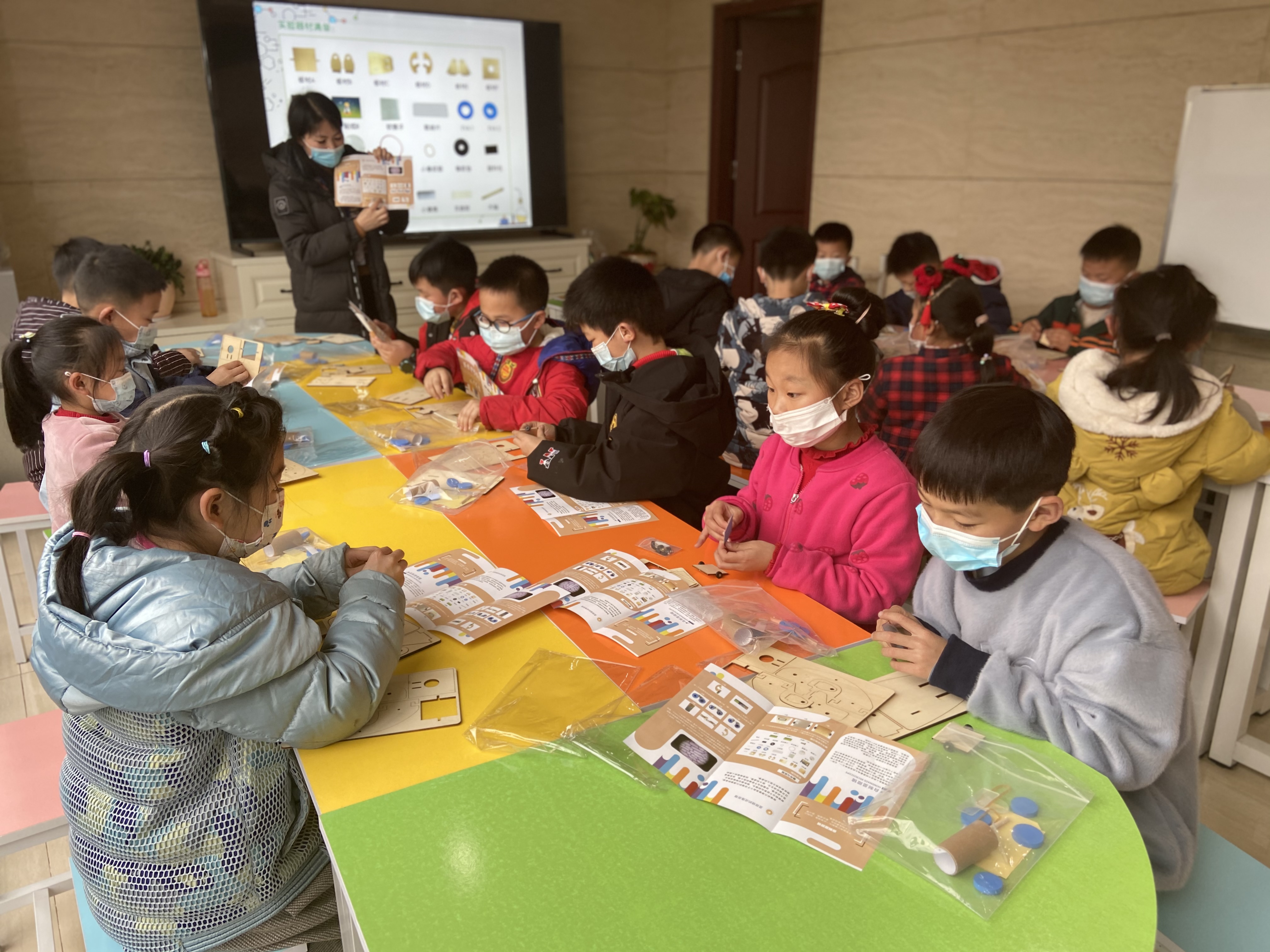 江津科技馆开展"显微镜"主题展教活动