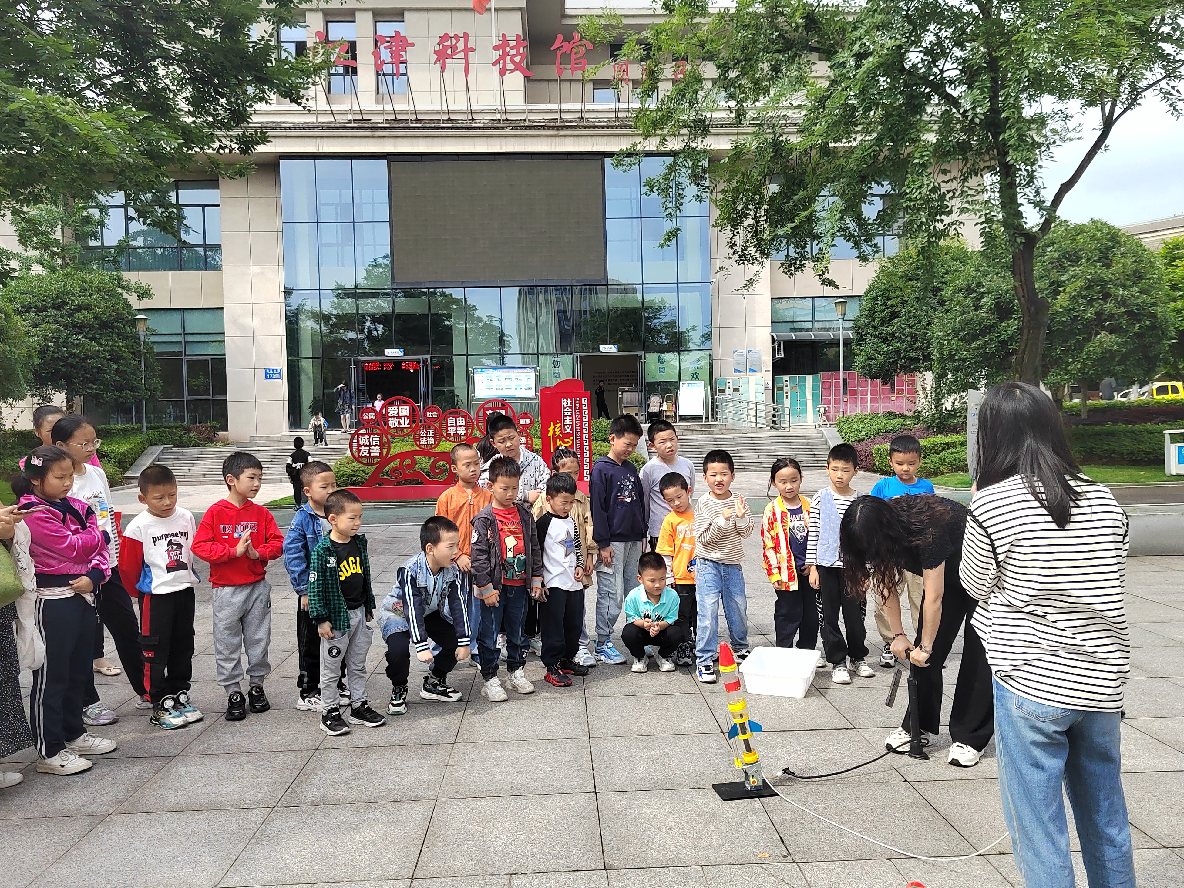 激发科学兴趣，感悟航天精神